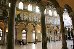 L'interno della basilica sant'apollinare nuovo di Ravenna
