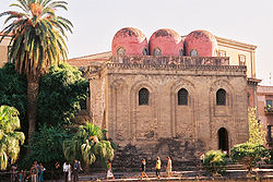 Chiesa di San Cataldo (Palermo), di epoca Normanna, frutto di maestranze miste cristiane e islamiche.